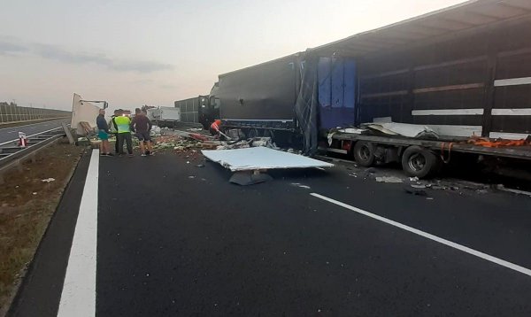 Zderzenie ciężarówek pod Grójcem! Na S7 wysypały się owoce