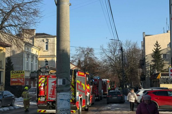 PILNE! Akcja służb w centrum Grójca. Z budynku wydobywa się dym  