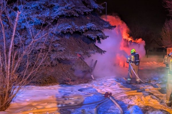 Nocna akcja strażaków. Walczyli z pożarem domu w Lesznowoli pod Grójcem  