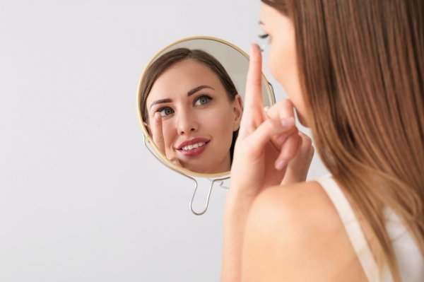 Szkła kontaktowe – czym się różnią od okularów i dla kogo są najlepsze