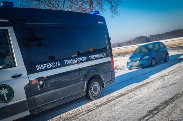 Na DK50 kierowca bez prawa jazdy wykonał niebezpieczny manewr