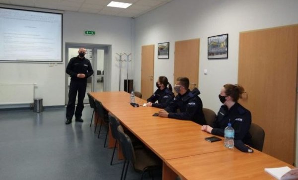 Młodzi policjanci w grójeckiej komendzie