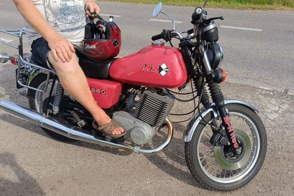 Jechał MZ-ką pijany i bez kasku, bo ten służył mu do czego innego...