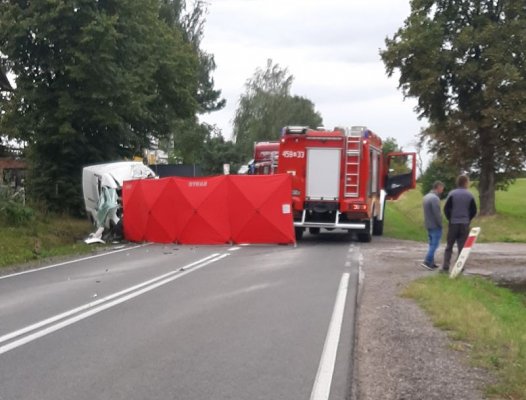 Tragiczny wypadek w Wilkowie. Bus wjechał w tira