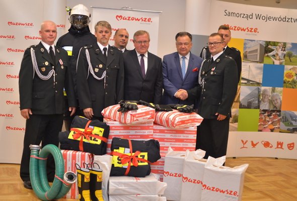Marszałek pomaga strażakom z Kośmina 