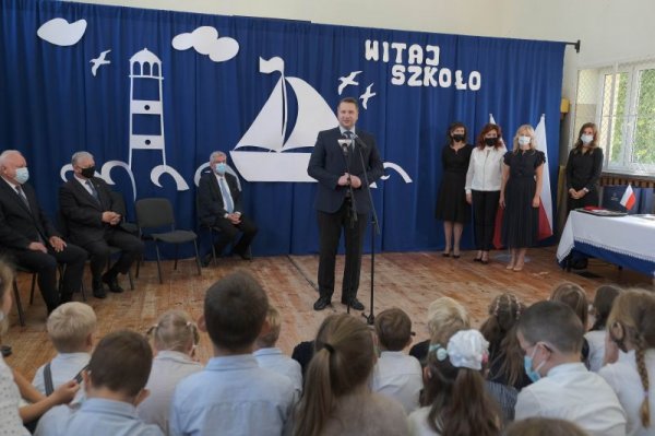 Minister Czarnek z wizytą w Niepublicznej Szkole Podstawowej w Kozietułach