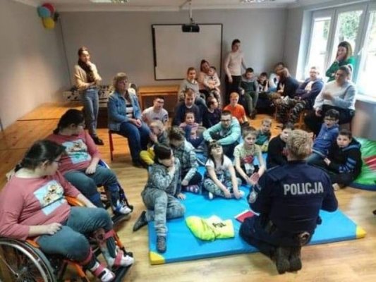 Dzielnicowi odwiedzili uczniów w Lewiczynie i Warce