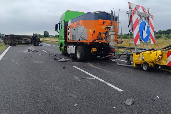 Bus wjechał w pojazd służby drogowej! Trasa S7 Grójec - Radom zablokowana 