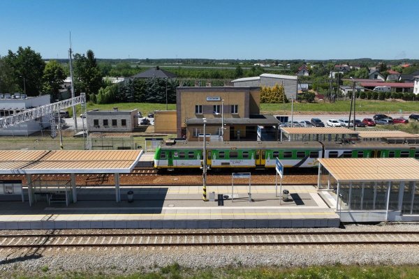 Uporządkują teren przy stacji PKP w Chynowie. Powstanie strefa Kiss & Ride  