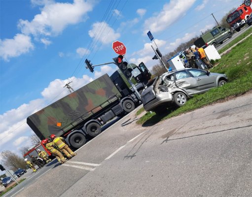 Na DK50 wojskowa ciężarówka wjechała w osobówkę