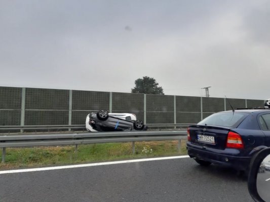 Auta spadły z lawety. Trasa S7 zablokowana