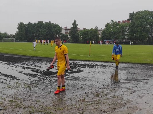 Niebo płakało nad stadionem w Grójcu. Mazowsze przegrało kluczowy mecz