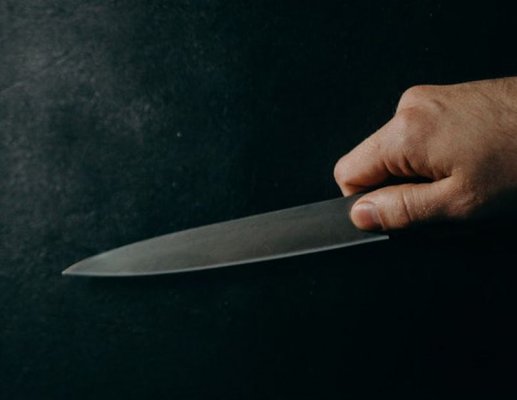 Zaatakował swoją partnerkę nożem i zabarykadował się w mieszkaniu
