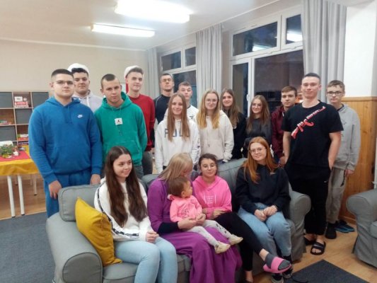 Wolontariusze z CKZiU w Nowej Wsi z przedświąteczną wizytą w domu dziecka