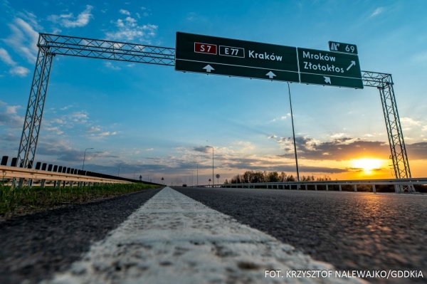 Całą nową trasą S7 Grójec - Warszawa można już legalnie jeździć do 120 km/h