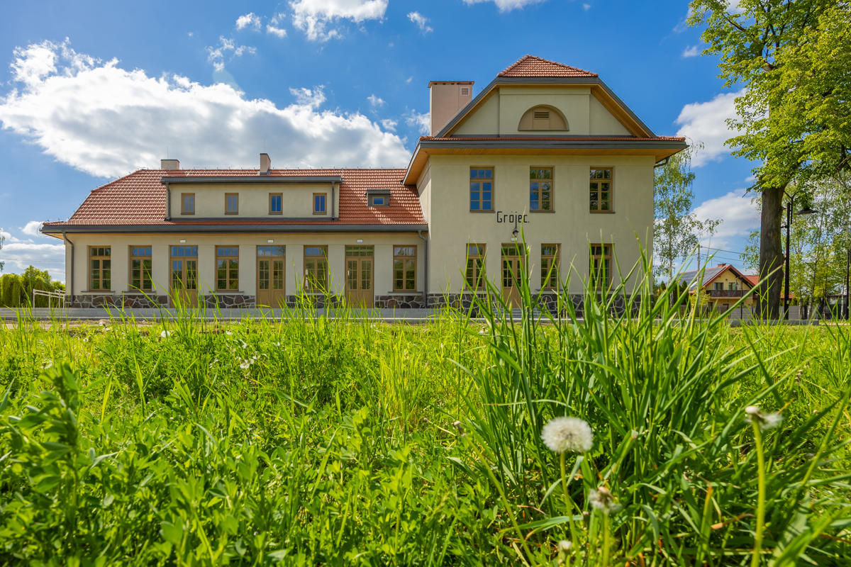 Zabytkowy budynek dworca kolejki wąskotorowej w Grójcu (fot. UGiM w Grójcu / Agata Matulka)