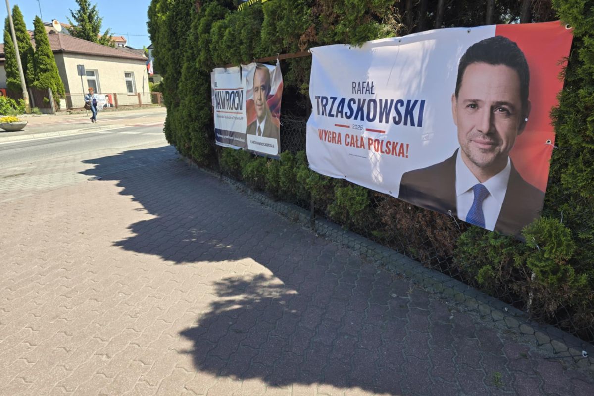 Banery Rafała Trzaskowskiego i Karola Nawrockiego w centrum Grójca (fot. Grojec24.net)