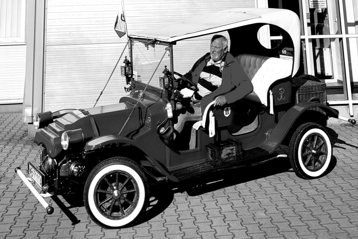 Dumą Pana Wiesława był Citroen Condesa 2CV, którym odwiedzał spotkania miłośników zabytkowej motoryzacji (fot. Facebook)