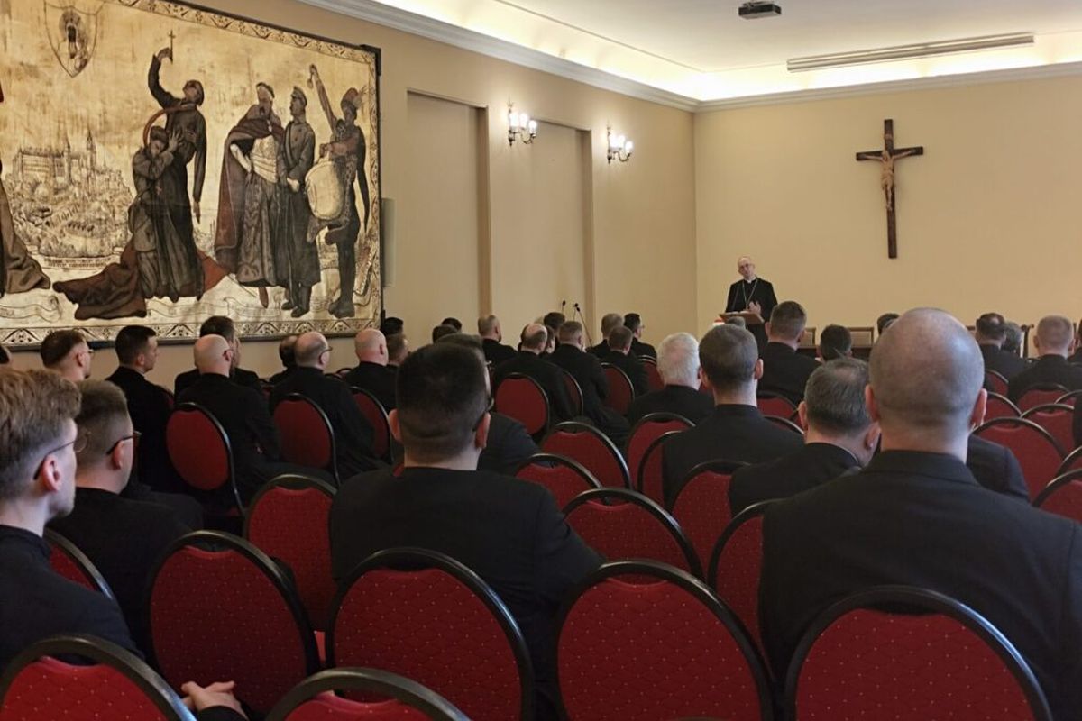 Zmiany personalne 2025. Abp Galbas wręczył dekrety (fot. archwwa.pl)