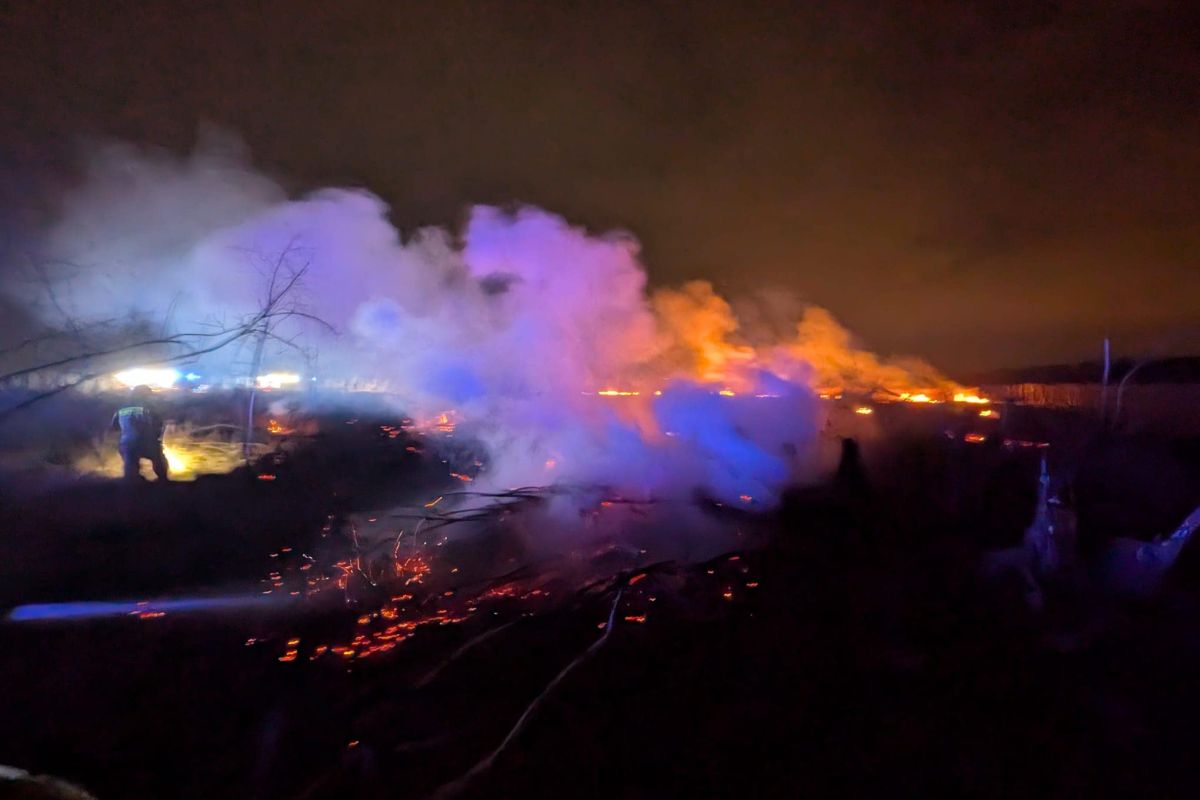 Wypalanie traw to wyjątkowo niebezpieczne zjawisko (fot. KPP SP w Grójcu)