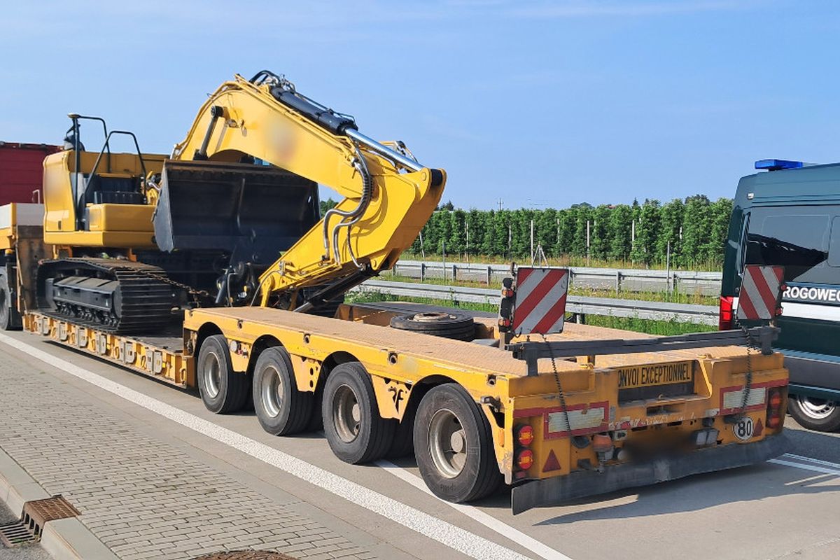 Kontrola ciężarówki przewożącej koparką gąsienicową. Nienormatywny transport odbywał się bez wymaganego zezwolenia (fot. materiały prasowe)