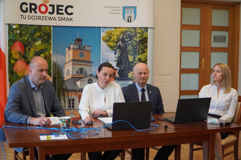 Od lewej Dariusz Iwańczyk, Daria Bobrowska Wachniewska, burmistrz Dariusz Gwiazda oraz Magdalena Śmietańska