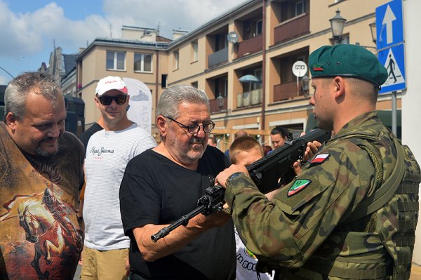 Czołgi, wyrzutnie rakiet i wozy bojowe na Placu Wolności w Grójcu