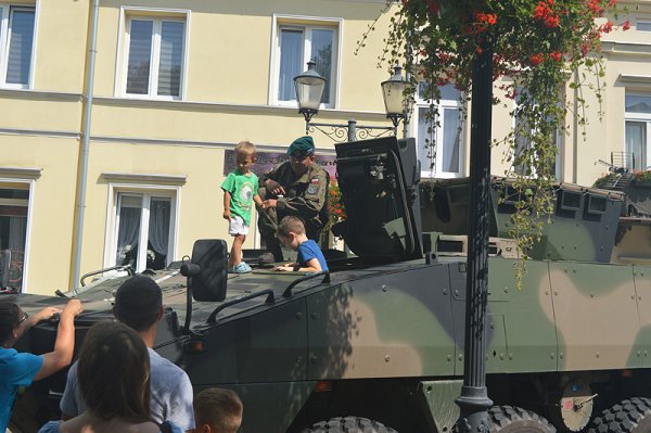 Czołgi, wyrzutnie rakiet i wozy bojowe na Placu Wolności w Grójcu