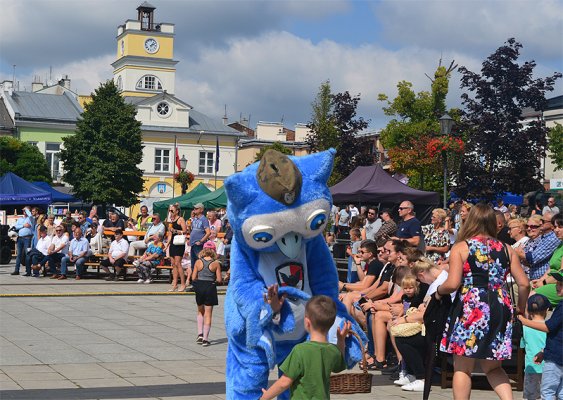 Czołgi, wyrzutnie rakiet i wozy bojowe na Placu Wolności w Grójcu
