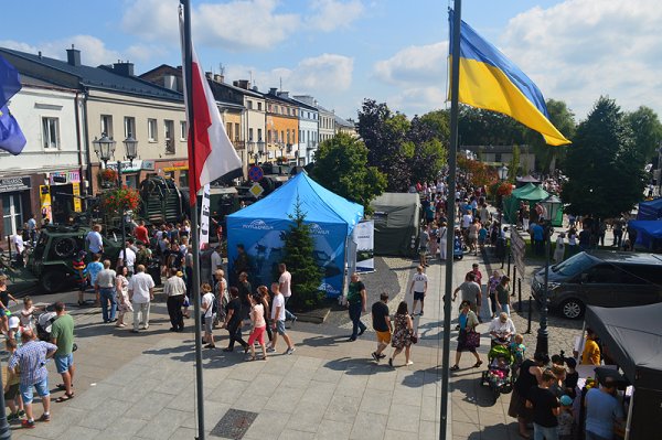 Czołgi, wyrzutnie rakiet i wozy bojowe na Placu Wolności w Grójcu