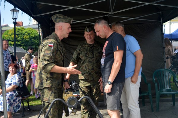 Czołgi, wyrzutnie rakiet i wozy bojowe na Placu Wolności w Grójcu