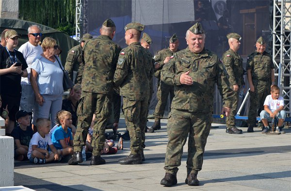 Czołgi, wyrzutnie rakiet i wozy bojowe na Placu Wolności w Grójcu