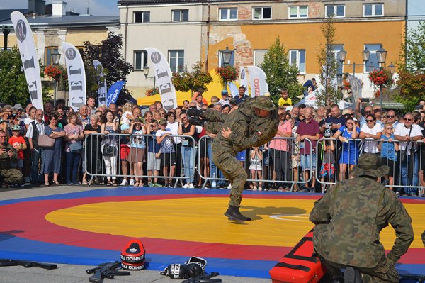 Czołgi, wyrzutnie rakiet i wozy bojowe na Placu Wolności w Grójcu