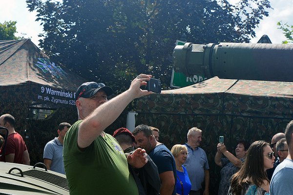 Czołgi, wyrzutnie rakiet i wozy bojowe na Placu Wolności w Grójcu