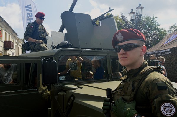 Czołgi, wyrzutnie rakiet i wozy bojowe na Placu Wolności w Grójcu