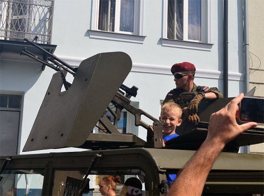 Czołgi, wyrzutnie rakiet i wozy bojowe na Placu Wolności w Grójcu