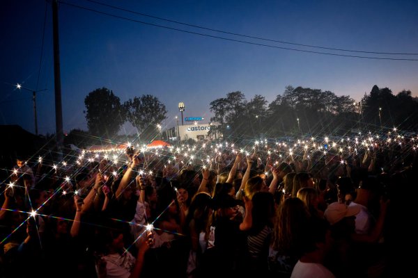 Koncert Oskara Cymsa na Święcie Kwitnących Jabłoni 2026 w obiektywie Pauliny Dzikowskiej