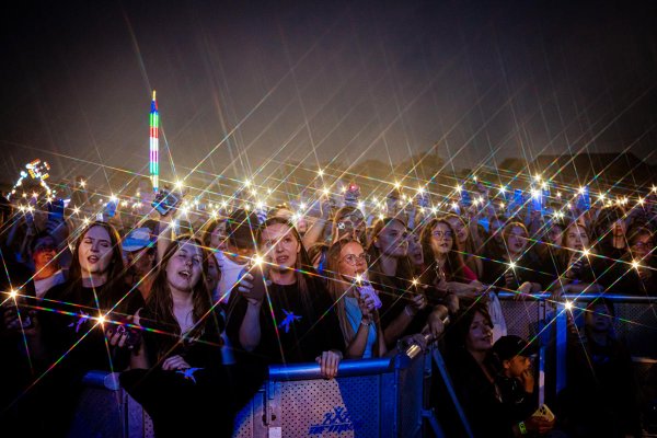 Koncert Oskara Cymsa na Święcie Kwitnących Jabłoni 2026 w obiektywie Pauliny Dzikowskiej