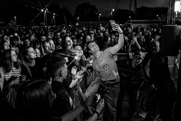 Koncert Oskara Cymsa na Święcie Kwitnących Jabłoni 2026 w obiektywie Pauliny Dzikowskiej