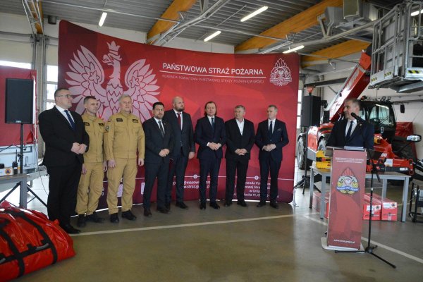 Zaprezentowano nowy sprzęt dla strażaków i ratowników medycznych z Powiatu Grójeckiego