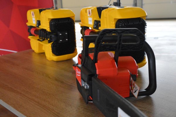 Zaprezentowano nowy sprzęt dla strażaków i ratowników medycznych z Powiatu Grójeckiego