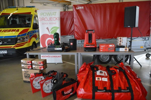 Zaprezentowano nowy sprzęt dla strażaków i ratowników medycznych z Powiatu Grójeckiego