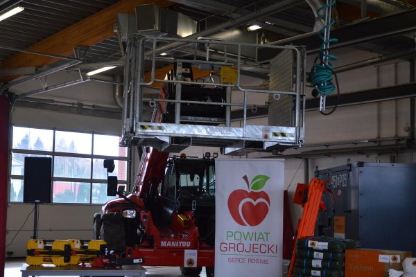 Zaprezentowano nowy sprzęt dla strażaków i ratowników medycznych z Powiatu Grójeckiego