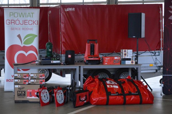 Zaprezentowano nowy sprzęt dla strażaków i ratowników medycznych z Powiatu Grójeckiego