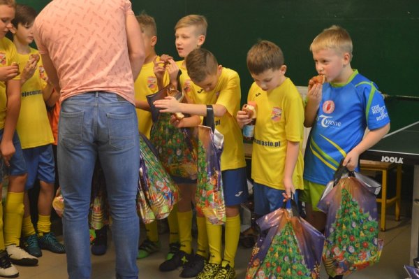 Świąteczny turniej dla najmłodszych grup piłkarzy GKS Mazowsze Grójec