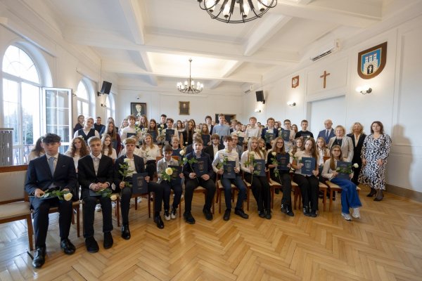 W Urzędzie Gminy i Miasta wręczono stypendia burmistrza