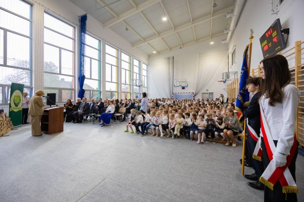 Baśniowe święto w Lesznowoli. Pierwszy taki Dzień Patrona w murach nowej szkoły