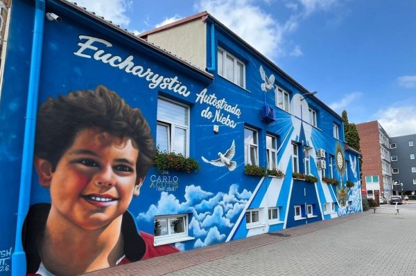 Budynek plebanii w Grójcu przyozdobił olbrzymi mural. Jego bohaterem jest św. Carlo Acutis