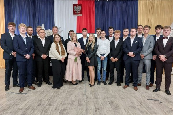 Pożegnanie absolwentów technikum w Centrum Kształcenia Zawodowego i Ustawicznego w Nowej Wsi