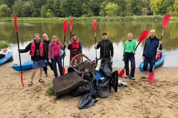 Płynęli kajakami i sprzątali Pilicę. Wyłowili kilka nietypowych odpadów